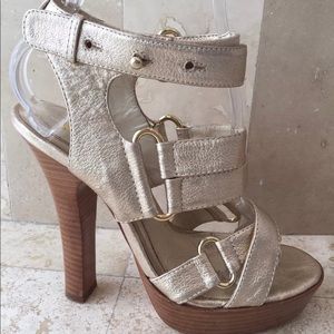 $275 GWEN STEFANI METALLIC GOLD SANDAL SZ 6
